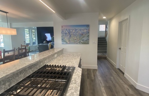 Warrior's Mark West House | Sleeps 12+ Ski InOut, FREE Winter Shuttle, Hottub, 3Kings, 2Queens, 1Full&Twin