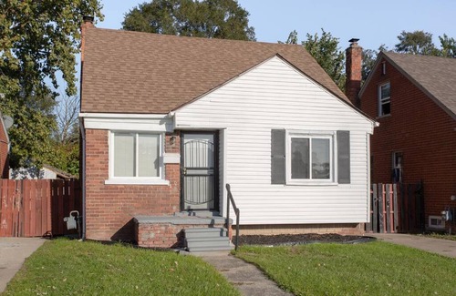 Dearborn Heights Apartment | Sleeps 14plus, 15mins Drive to Downtown Detroit