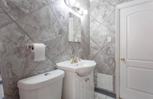 Dearborn Heights Apartment | Sleeps 14plus, 15mins Drive to Downtown Detroit