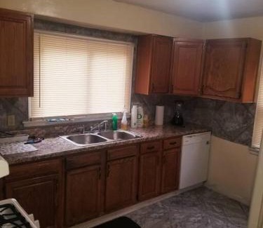 Dearborn Heights Apartment | Sleeps 14plus, 15mins Drive to Downtown Detroit