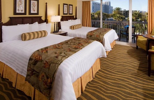 St. Pete Beach Resort | Sleeps 16! 4 Family-Friendly Units, Pool, Beach,, Parking