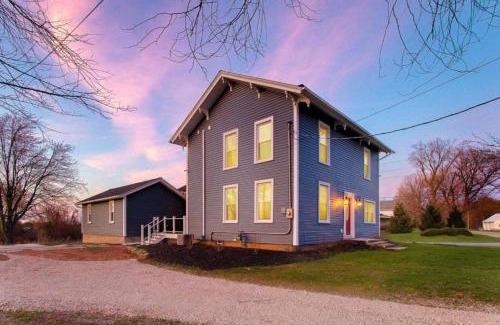 Vermilion House | Sleeps 16 Large Groups 2 Full Homes In Vermilion