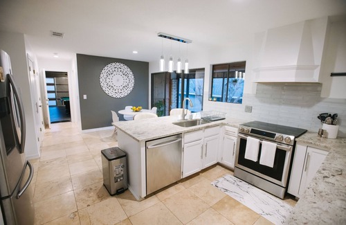 Lake Highlands House | Sleeps 18 & Heated Pool & MiniGolf by Uptown Dallas