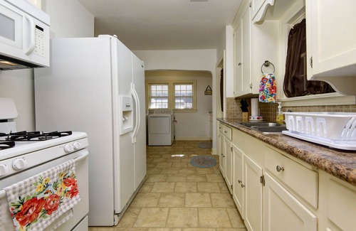 University Heights House | Sleeps 3 Couples or family - great for traveling nurses