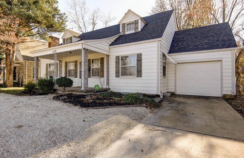 University Heights House | Sleeps 3 Couples or family - great for traveling nurses