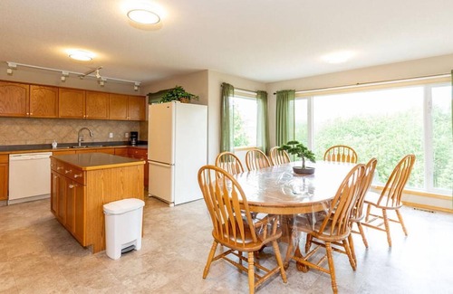 Division No. 3 Villa | Sleeps 32 - 5 mins. from Waterton - Whole House