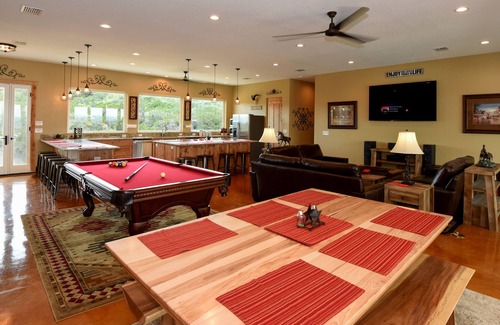 Utopia House | Sleeps 33, Private pool & putting green,10 min from Garner State Park, Frio Riv.