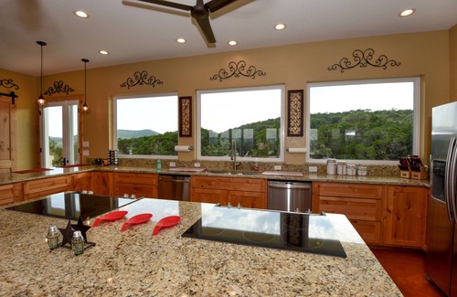 Utopia House | Sleeps 33, Private pool & putting green,10 min from Garner State Park, Frio Riv.