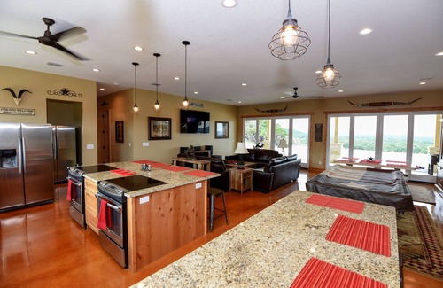 Utopia House | Sleeps 33, Private pool & putting green,10 min from Garner State Park, Frio Riv.