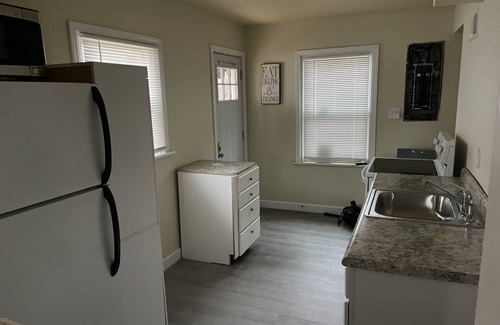 University City House | Sleeps 4, near Clayton business district, hospitals, traveling workers home