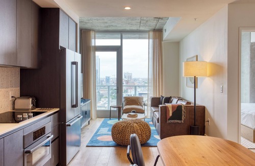 Rainey Street Historic District House | Sleeps 40 | Luxe Condos Near DT Austin | Natiivo