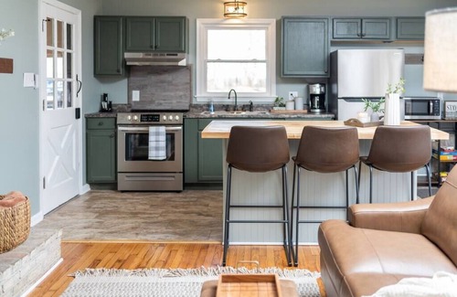 Andersonville House | Sleeps 5: Hot Tub, Fire Pit, & by Holliday Lake State Park