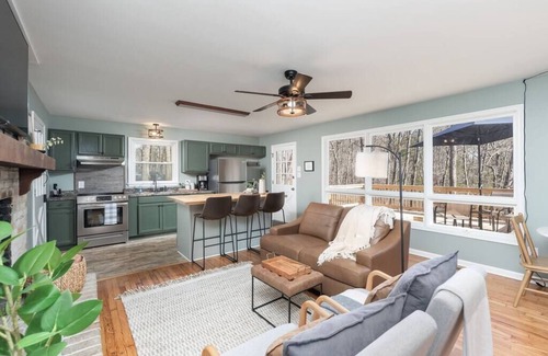 Andersonville House | Sleeps 5: Hot Tub, Fire Pit, & by Holliday Lake State Park