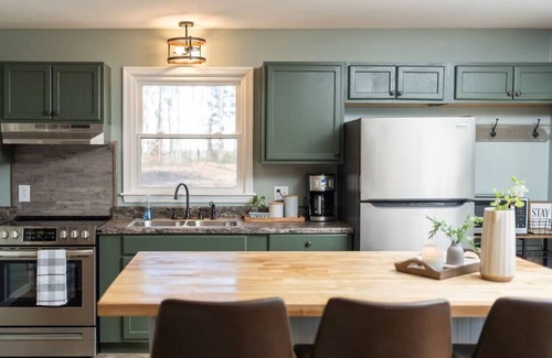 Andersonville House | Sleeps 5: Hot Tub, Fire Pit, & by Holliday Lake State Park
