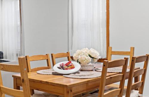 New Bedford Apartment | Sleeps 5 near ferry, train to Boston and downtown 3br apartment