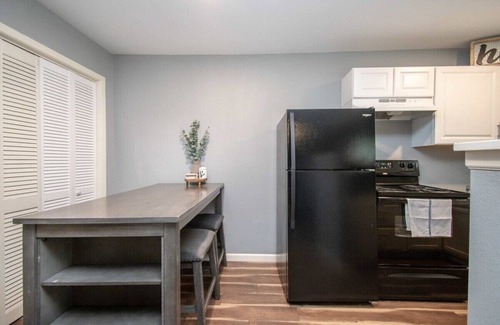Park Place Apartment | Sleeps 6 | 2 Beds + Bunk | Crib | Budget-Friendly