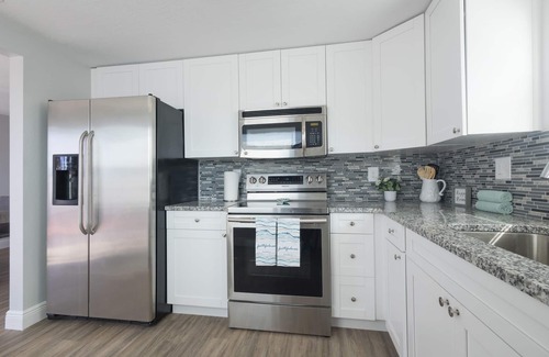 Bearss Plaza Villa | Sleeps 6 Hot Tub Fenced Yard Cozy Chic