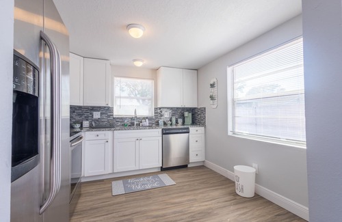 Bearss Plaza Villa | Sleeps 6 Hot Tub Fenced Yard Cozy Chic