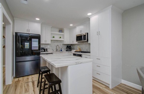 Hitchcock House | Sleeps 8 | 20 Min to Galveston | Gated | Grill