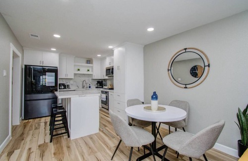 Hitchcock House | Sleeps 8 | 20 Min to Galveston | Gated | Grill