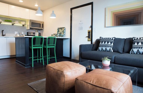 Rutledge Hill House | Sleeps 8 | 4 Stylish Suites in SoBro Near Music & Dining – by AvantStay