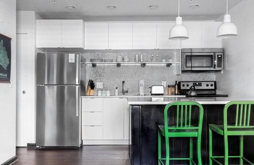 Rutledge Hill House | Sleeps 8 | 4 Stylish Suites in SoBro Near Music & Dining – by AvantStay