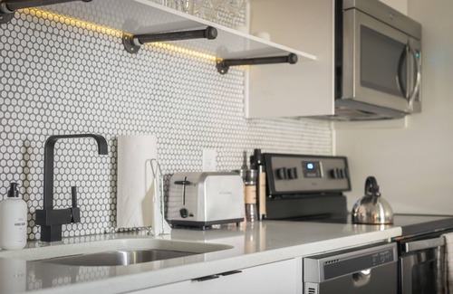Rutledge Hill House | Sleeps 8 | 4 Stylish Suites in SoBro Near Music & Dining – by AvantStay