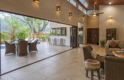 Dominical House | Sleeps 8, Brand New, private pool, steps from beach, dining and shopping
