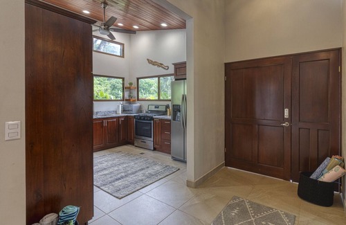Dominical House | Sleeps 8, Brand New, private pool, steps from beach, dining and shopping