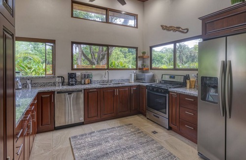 Dominical House | Sleeps 8, Brand New, private pool, steps from beach, dining and shopping