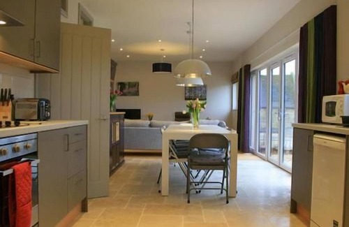 Chedworth House | Sleeps 8 , Dogs Welcome, No smoking, Wood Burner, Wi-Fi, Courtyard Garden, Cot and Highchair, Off ro