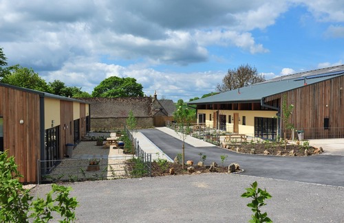 Chedworth House | Sleeps 8 , Dogs Welcome, No smoking, Wood Burner, Wi-Fi, Courtyard Garden, Cot and Highchair, Off ro