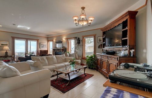 James Bay House | Sleeps 8+, James Bay, Victoria BC, Dallas Rd. Ocean Views from every room!