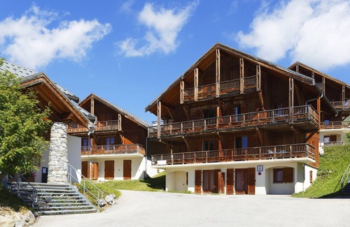 La Toussuire Condo | Sleeps 8! Mountain Adventure + FREE Shuttles