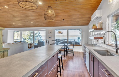 Longbranch House | Sleeps 9, Family, dog friendly, waterfront beach house.
