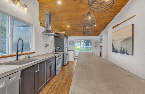 Longbranch House | Sleeps 9, Family, dog friendly, waterfront beach house.