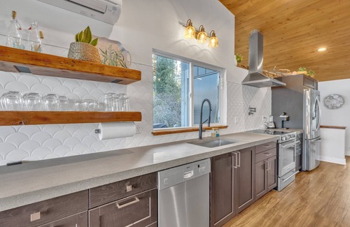 Longbranch House | Sleeps 9, Family, dog friendly, waterfront beach house.