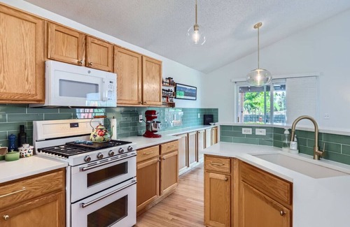 Erie House | Sleeps 9 - Family Retreat - Scenic Trails - Views