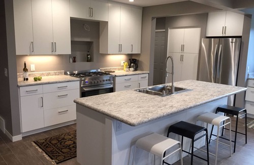 Dalton House | Sleeps groups to 12! Modern open spaces. Yoga loft. Deck. Kitchen. Peaceful.