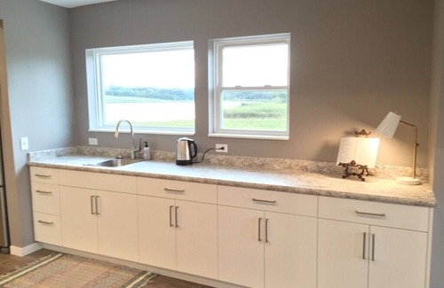 Dalton House | Sleeps groups to 12! Modern open spaces. Yoga loft. Deck. Kitchen. Peaceful.