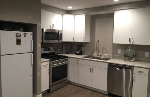 Dalton House | Sleeps groups to 12! Modern open spaces. Yoga loft. Deck. Kitchen. Peaceful.