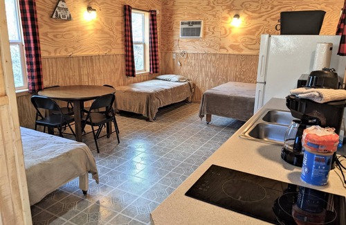 Fayetteville Hotel | Sleeps up to 4, kitchenette, full bathroom, fire ring/picnic table, air conditioned/heated.