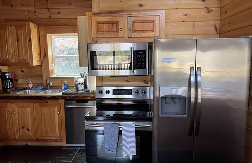 Beattyville Cabin | Sleepy Bear: Luxe cabin, private lake, hottub, caves, fast WiFi @ BearTrackLake