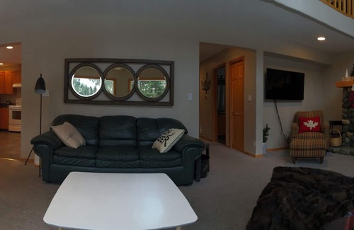 Sunburst Estates Ski Chalet | Sleepy Hollows Chalet (Huge multi-family Chalet at Sun Peaks Resort)
