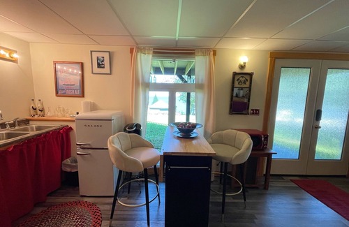 Northport Apartment | Slice of Heaven, steps to the beach
