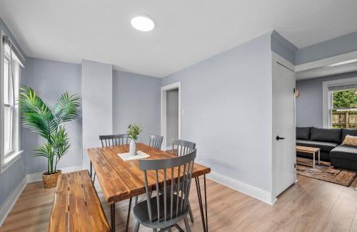Natrona Heights Apartment | Slick&Spacious 2 Bdr Apt Natrona Hts