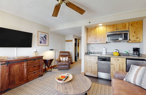 Crested Butte Apartment | Slope access with mtn views, in/outdoor pools, hot tub, sauna, gym
