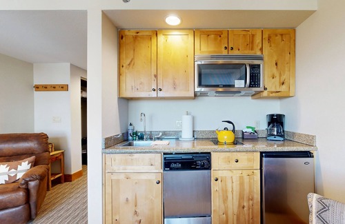 Crested Butte Apartment | Slope access with mtn views, in/outdoor pools, hot tub, sauna, gym