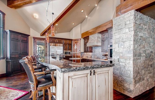 Timber Trail House | Slopeside Manor-Magnificent Custom Home Right by the Slopes-Great Amenities.