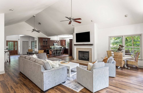 Saxony Forest House | Slow down at Idle Cove on Lake Keowee. Private Dock and only 25 min to Clemson!